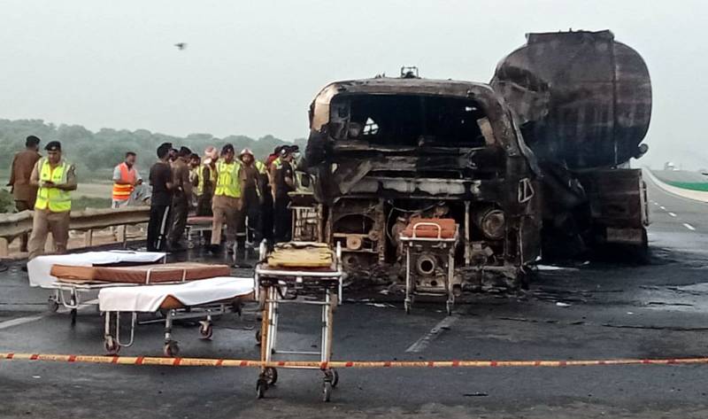 موٹروے پر آئل ٹینکر اور بس میں تصادم، 20 افراد جاں بحق