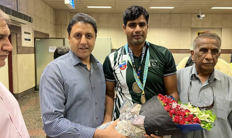 قومی ہیرو اولمپین ارشد ندیم پاکستان پہنچ گئے، ائیرپورٹ پر والہانہ استقبال