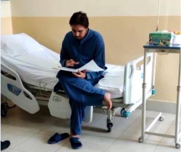 عمران خان کے چیف آف سٹاف شہباز گل نے ہسپتال میں بھوک ہڑتال کردی 