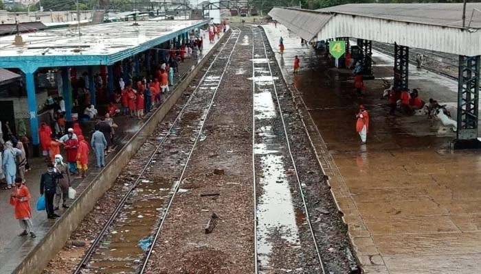 ریلوے ٹریک پر پانی جمع ہونے کے باعث کئی ٹرینوں کی روانگی منسوخ