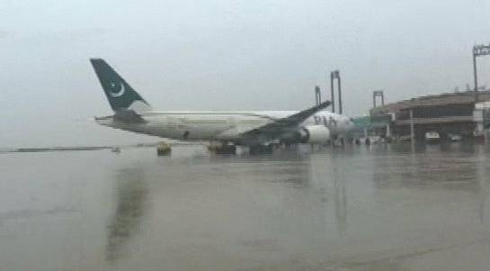موسلادھار بارش کے باعث کراچی ائیرپورٹ پر فلائٹ آپریشن معطل