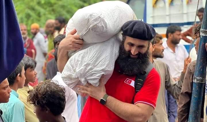 ڈرامہ سیریل ارطغرل غازی کے معروف اداکار پاکستان میں سیلاب زدہ علاقوں میں امدادی کاموں میں مصروف