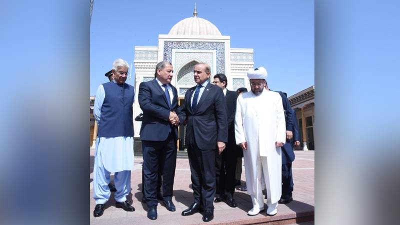 وزیراعظم 2 روزہ دورے پر ازبکستان پہنچ گئے