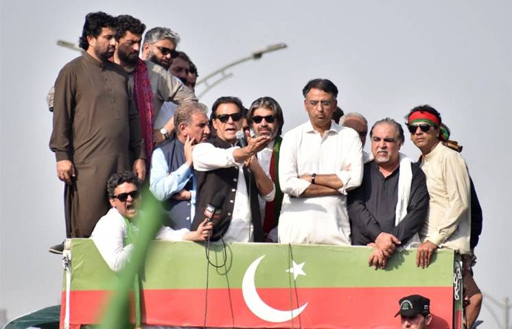 لانگ مارچ کی کامیابی کیلئے ضروری ہے اداروں سے تعلقات بہتر کریں : پارٹی رہنماؤں کا عمران خان کو مشورہ 