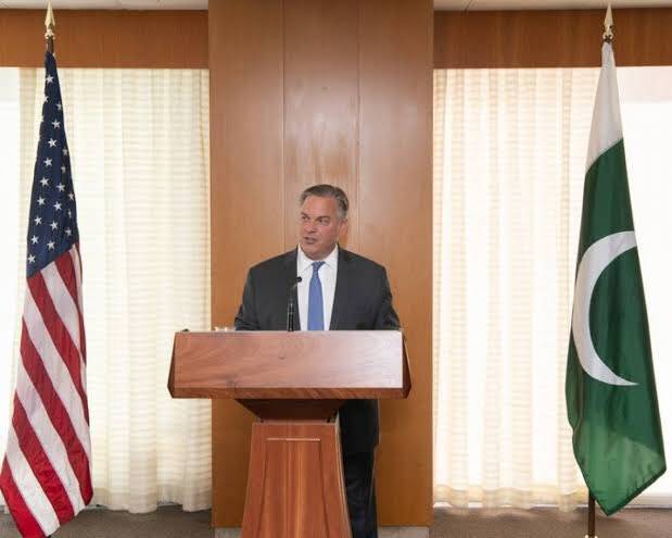 امریکا پاکستانیوں کی مدد کیلئے تیار ہے: امریکی سفیر ڈونلڈ بلوم 