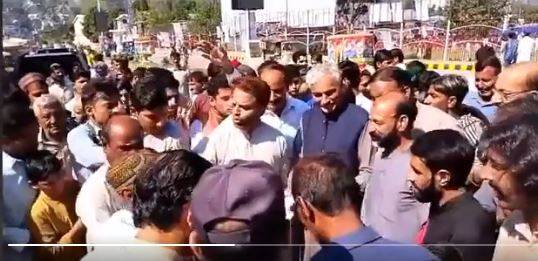 عمران خان کے مظفر آباد جلسے میں شہریوں کو پیسے دے کر لایا گیا: وزیر بلدیات کی رقوم تقسیم کرنے کی ویڈیو منظر عام پر 