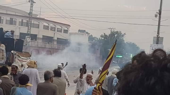 پشاور پولیس کا قوم کے معماروں پر بدترین تشدد،آنسوگیس کی شیلنگ، لاٹھیاں برسائیں 