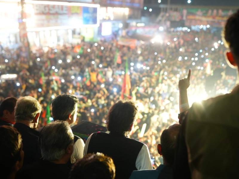 پی ٹی آئی کا لانگ مارچ آزادی چوک پہنچ گیا، الیکشن چاہتے ہیں ،کوئی غیر آئینی مطالبہ نہیں : عمران خان 