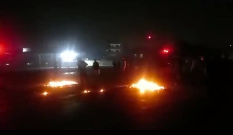 فیصل آباد میں پولیس اور مظاہرین کے درمیان تصادم، 2 موٹر سائیکلیں نذر آتش