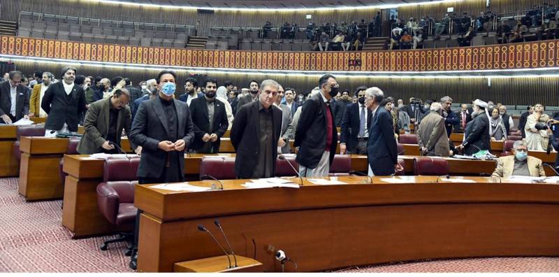 سپیکر کا بڑا فیصلہ ، عمران خان کی چھٹی ، شاہ محمود قریشی پی ٹی آئی کے پارلیمانی لیڈر مقرر