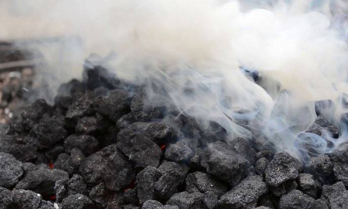 فیصل آباد : سردی سے بچنے کیلئے کوئلے جلاکر سونے والے 3 مزدور دم گھٹنے سے جاں بحق 