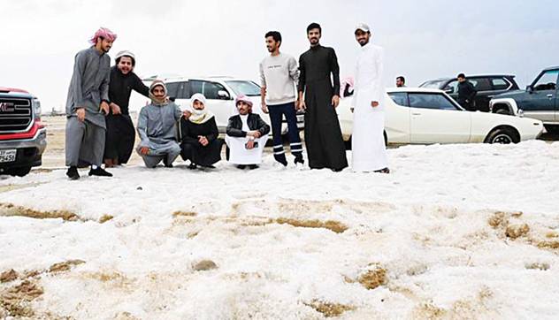 کویت میں غیر متوقع برفباری دیکھ کر شہریوں کے چہرے کھل اٹھے