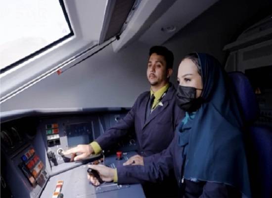سعودی عرب میں خواتین گاڑی چلانے کے بعد ٹرین بھی چلانے لگیں