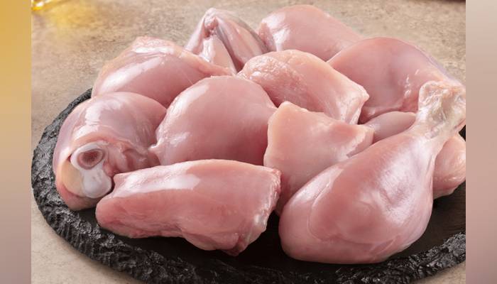 قیمت کم کرانے میں ناکامی پر حکومت نے عوام کو مرغی سے پرہیز کا مشورہ دے ڈالا