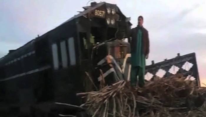 کمالیہ :گنے سے بھری ٹریکٹر ٹرالی ٹرین سے ٹکرا گئی 