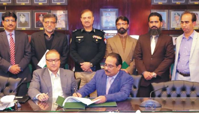 پشاور: سیف سٹی پراجیکٹ سے متعلق پولیس اور کنسلٹنٹ کے مابین معاہدے پر دستخط
