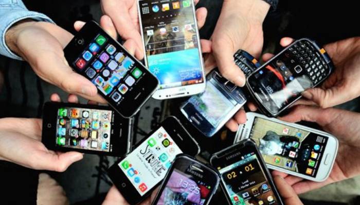 موبائل فون مینوفیکچررز کی پالیسیوں کی پاسداری نہ کرنے پر حکومت پر سخت تنقید 
