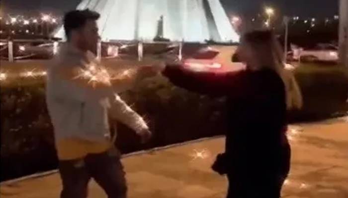 ایران کی عدالت نے سڑک پر رقص کرنے والے جوڑے کو دس سال قید کی سزا سنا دی 