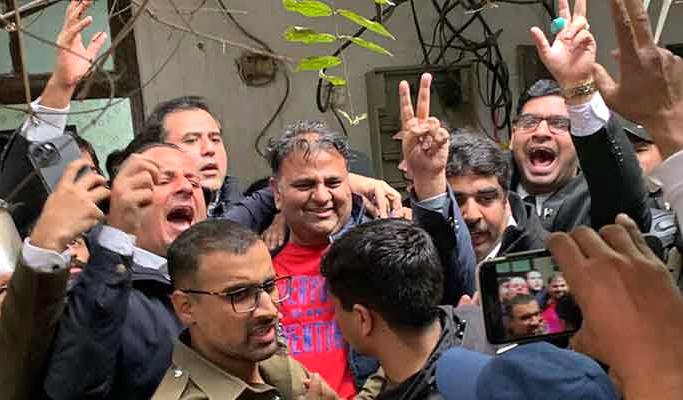 فواد چوہدری کو اڈیالہ جیل سے رہا کر دیا گیا