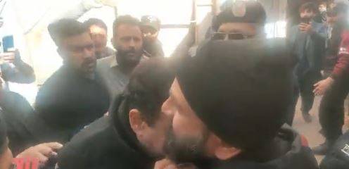 شیخ رشید دھکا لگنے پر جذباتی ہوگئے ، اسلام آباد کچہری میں پولیس اہلکار نے گلے لگا کرتسلی دی