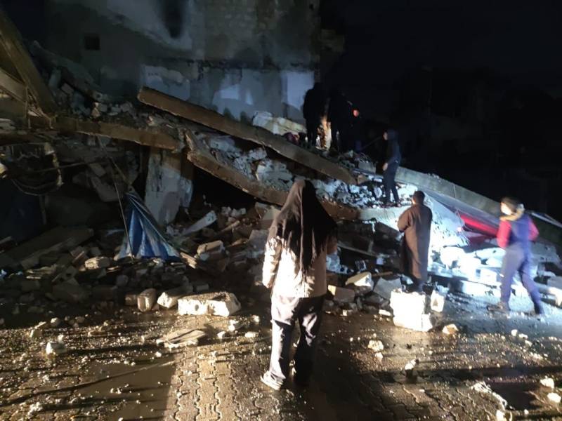 ترکیہ اور شام میں 7.8 شدت کے زلزلے نے تباہی مچادی، ایک منٹ تک عمارتیں لرزتی رہیں، ہزاروں منہدم 