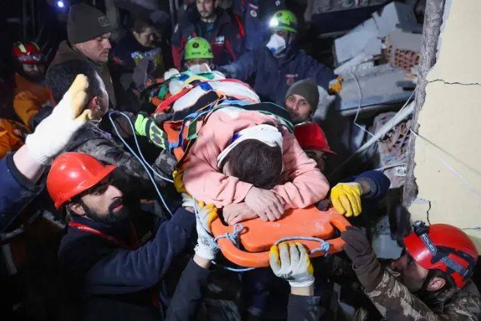 ترکیہ اور شام میں ملبے تلے دبے افراد کی زندگی کی امید دم توڑنے لگی، ہلاکتیں 22 ہزار سے تجاوز 