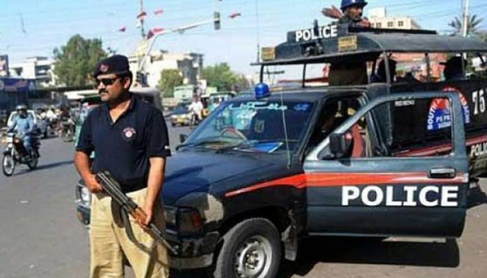 کراچی :پولیس نے ایک ہفتے کے دوران 788 سے زائد ملزمان کو گرفتار کرکے بھاری مقدار میں اسلحہ، منشیات اور چوری شدہ گاڑیاں برآمد کیں 