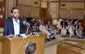 حکومت مہینوں کی سوچ بچار کے بعد فیصلے کرتی ہے آپ فوری سٹے دے دیتے ہیں، آپ کا کام قانون دیکھنا ہے دوسروں  کے کام میں مداخلت نہیں،توہین عدالت سے نہیں ڈرتا: وزیر اعلیٰ بلوچستان ججوں پر پھٹ پڑے