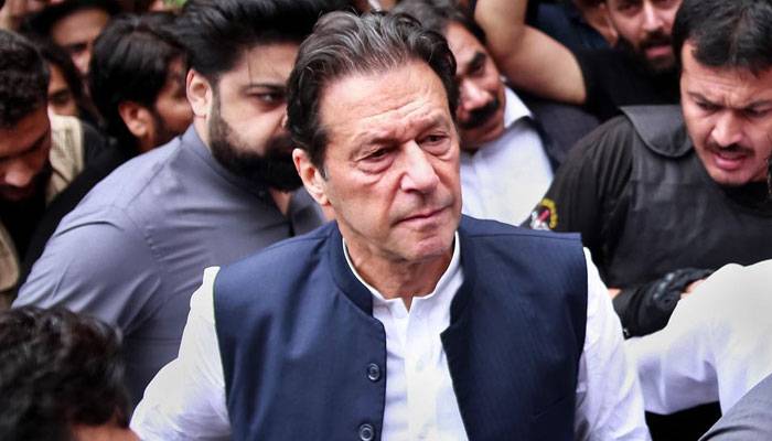 Imran Khan’s leg plaster came off

 MIGMG News