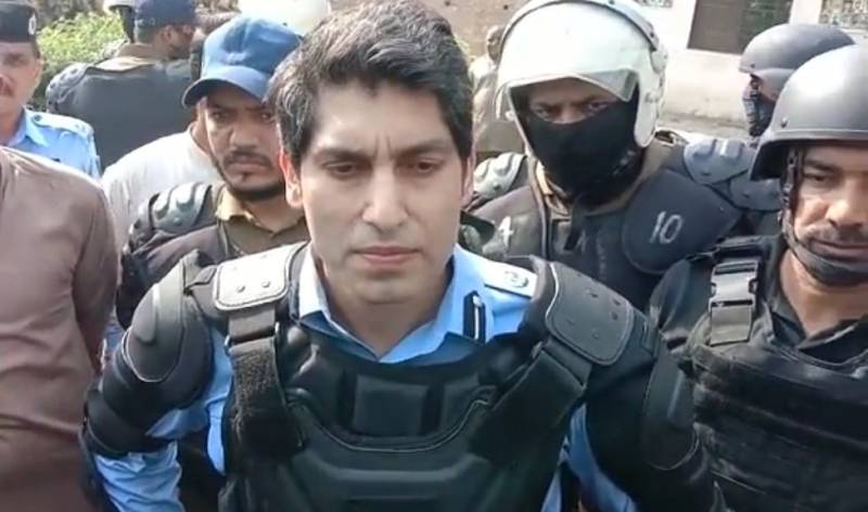 عمران خان کو گرفتار کرنے آئے ہیں، قانون کے راستے میں جو آئے گا کارروائی ہوگی: ڈی آئی جی ندیم بخاری 