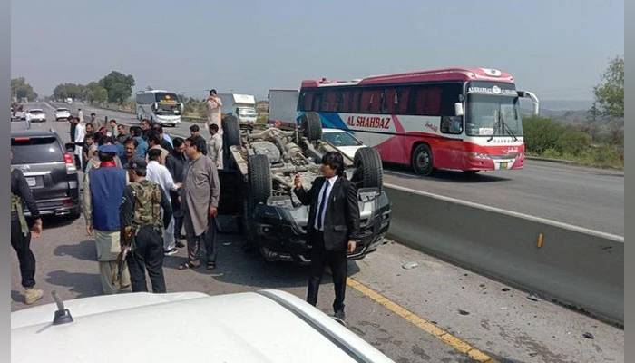 عمران خان کے قافلے میں شامل تین گاڑیوں کو کلرکہار کے قریب  حادثہ 