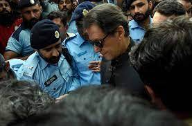 خاتون جج دھمکی کیس: عمران خان کے نا قابل ضمانت وارنٹ گرفتاری قابل ضمانت وارنٹ گرفتاری میں تبدیل 
