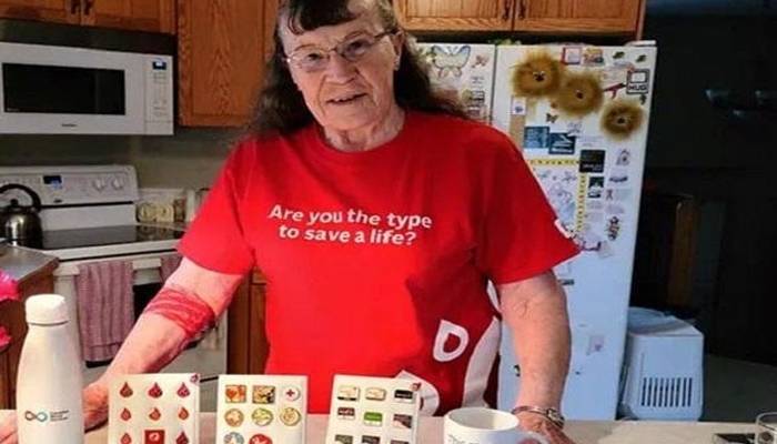  80 سالہ خاتون نے چھ دہائیوں تک مسلسل خون دے کر ورلڈ ریکارڈ اپنے نام کر لیا 