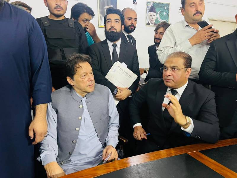 عمران خان اسلام آباد پہنچ گئے، مقدمات میں عبوری ضمانت کیلئے ہائیکورٹ سے رجوع 