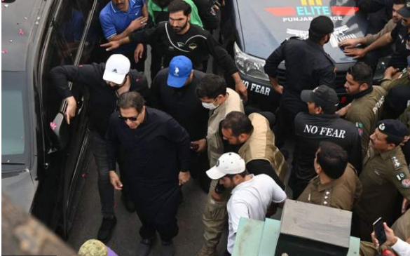 پلیز! پولیس کو مجھے گرفتار کرنے سے روکیں: عمران خان کی 2 رکنی بینچ سے استدعا 