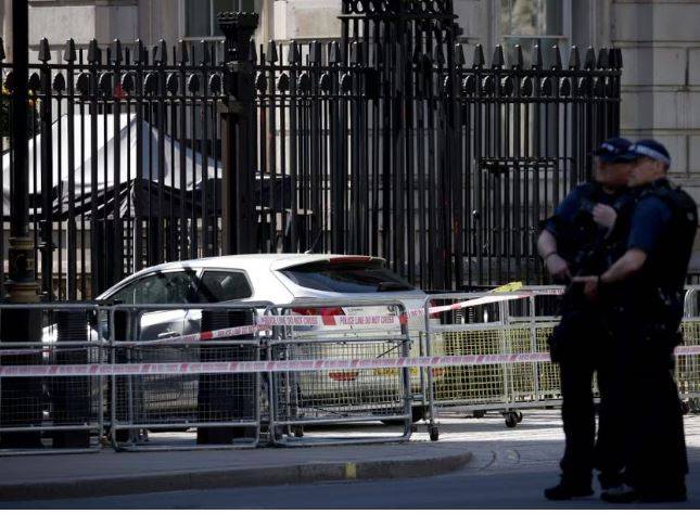 گاڑ ی  برطانوی وزیراعظم کی رہائش گاہ کے دروازے سےٹکرا گئی،ڈرائیور گرفتار