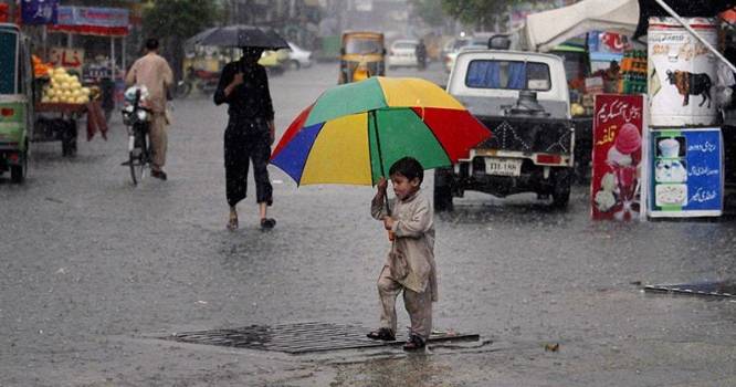 گرمی سے ستائےعوام میں خوشی کی لہر، ملک کے مختلف شہروں میں وقفے وقفے سے موسلا دھار بارش کا سلسلہ جاری