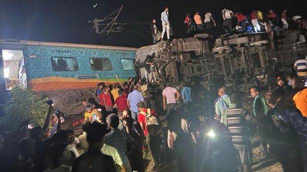 بھارت، مسافر اور مال بردار ٹرینوں میں خوفناک تصادم، 280 افراد ہلاک, 900 سے زائد زخمی 