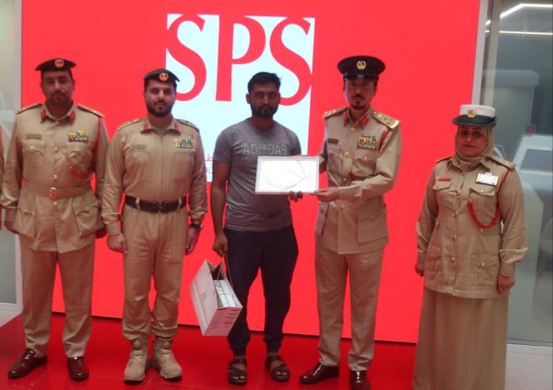 دبئی پولیس کی طرف سے پاکستانی لیموزین ڈرائیور کو ایمانداری پر انعام دیا گیا