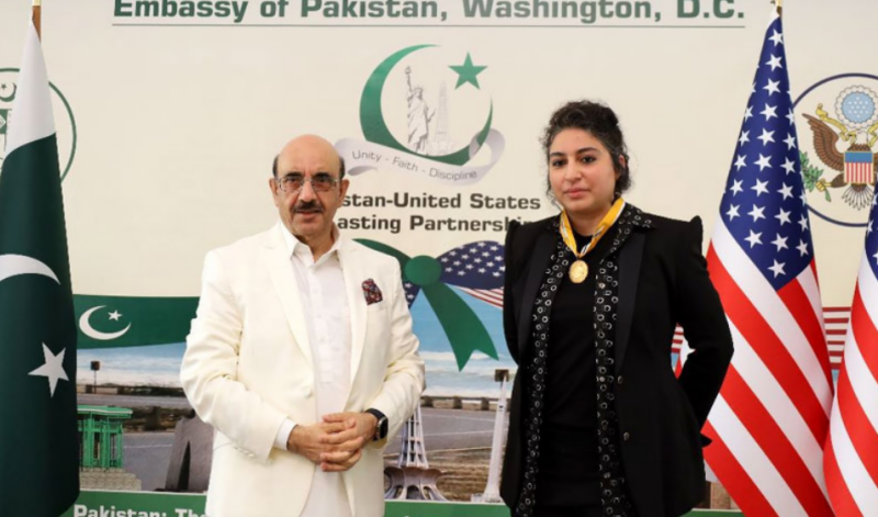 پاکستانی نژاد امریکی گلوکارہ عروج آفتاب کو' پرائیڈ آف پرفارمنس 'ایوارڈ سے نوازا گیا