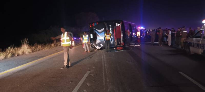 پنڈی سے لاہور جانے والی بس کوٹ مومن کے قریب الٹ گئی، 4 مسافر جاں بحق 