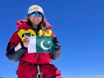 نائلہ کیانی نے ایک اور اعزاز اپنے نام کر لیا، چین میں ماؤنٹ چوایو سر کرنے والی پہلی پاکستانی خاتون کوہ پیما بن گئیں