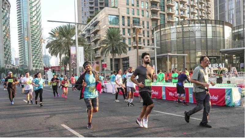 شیخ زید روڈ پر کاریں نہیں بلکہ دبئی کے لوگ دوڑیں گے