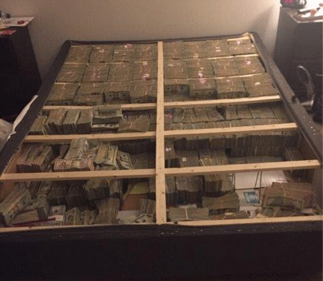 امریکا: فلیٹ میں بستر کے نیچے سے 2 کروڑ ڈالر برآمد