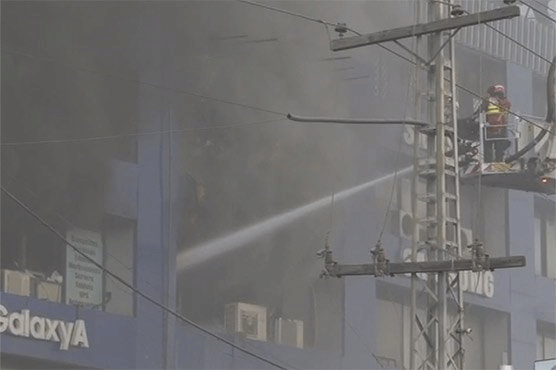 لاہور: حفیظ سینٹر میں لگی آگ بے قابو، 100 سے زائد دکانیں جل کر خاکستر
