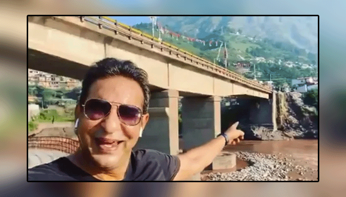 Heaps of dirt on the Neelum River, Wasim Akram apologizes to the people of Karachi