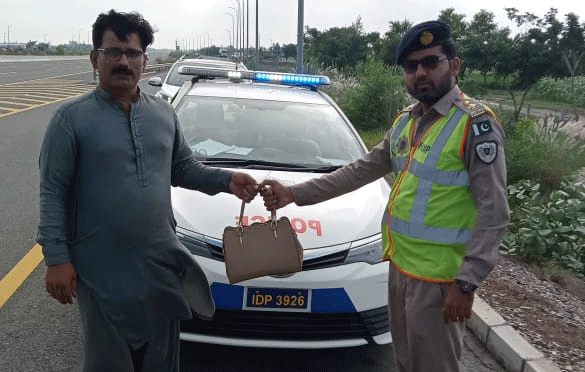 Honesty of motorway police officers, lost purse full of jewelery returned to the owner